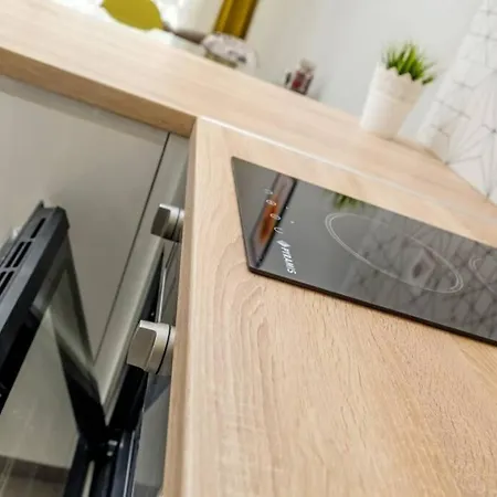 Lägenhet Charisma Apt - Lux At Top City Center *